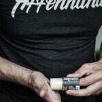 Athlet pflegt seine Hände mit dem w.o.d. welder Stick