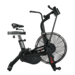 Athlet trainiert intensiv auf dem Pro X Assault AirBike.