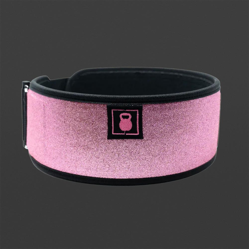 Pink glitzernder 2POOD Gewichthebergürtel mit schwarzer Kante und Kettlebell-Logo auf dunklem Hintergrund.