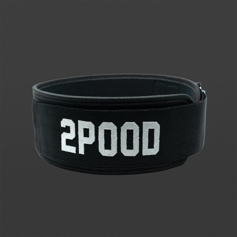 2POOD PRVN Leave No Doubt Gürtel – schwarzer Gewichthebergürtel mit weißem 2POOD-Logo auf dunklem Hintergrund.