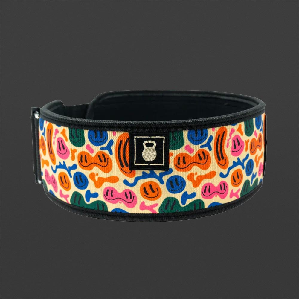 2POOD Smiley Dazed & Confused Belt – stylischer Gewichthebergürtel mit buntem Smiley-Muster und schwarzem Rand.