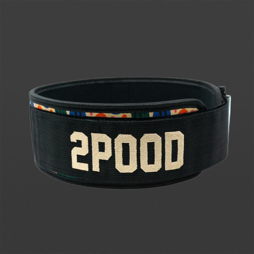 2POOD Weightlifting Belt Dazed & Confused – schwarzer Gewichthebergürtel mit auffälligem 2POOD-Logo auf der Rückseite, innen bunt gemustert.