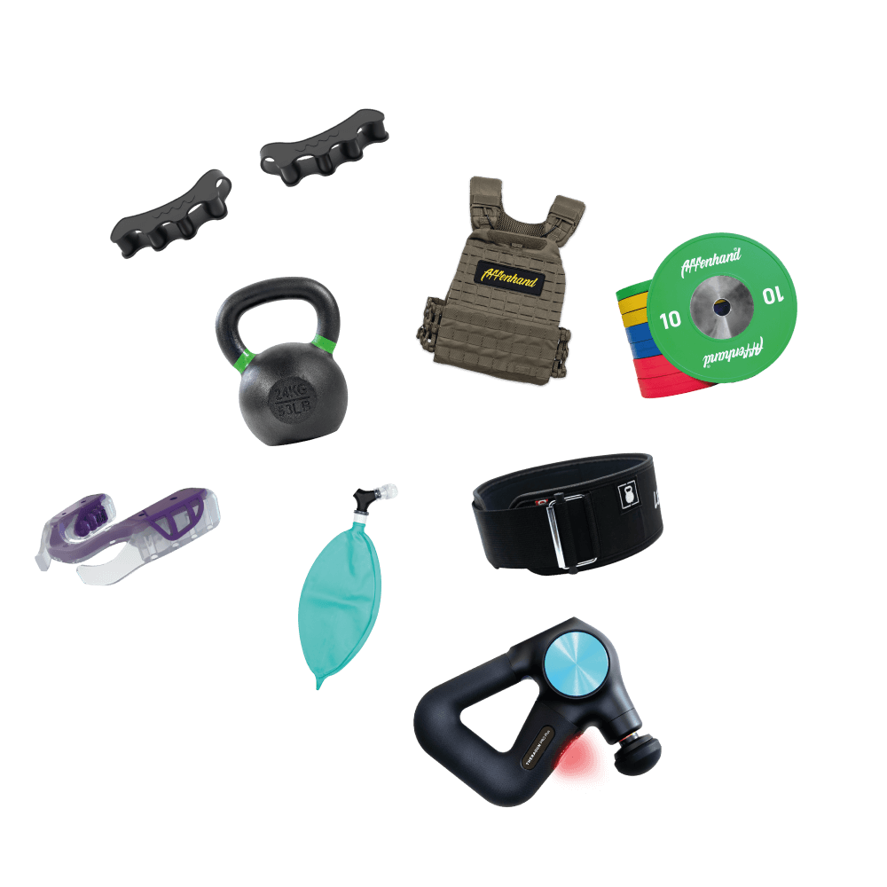 Affenhand-durch-alle-Produkte-stoebern- Verschiedene Affenhand® Produkte – darunter Kettlebell, Gewichthebergürtel, Gewichtsweste, Toe Spacer, Massagepistole und Bumper Plates.