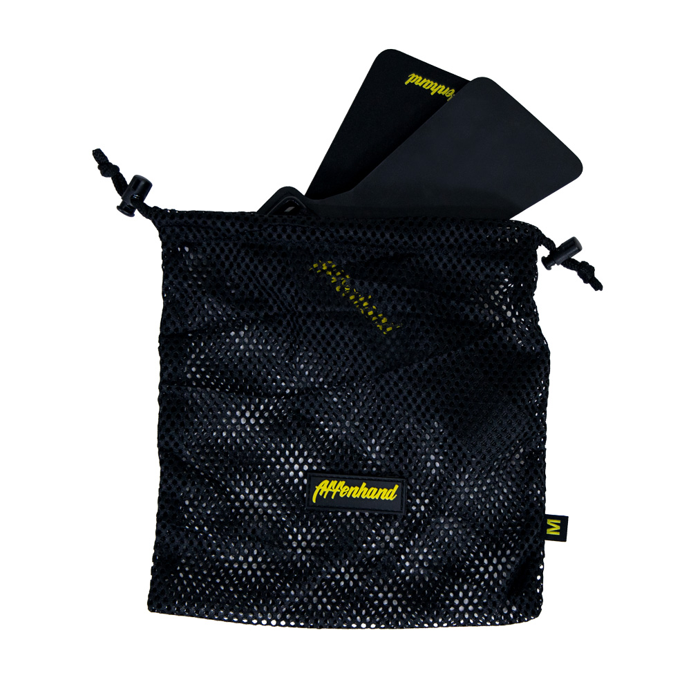 Klebe Grip für rutschige Stangen in Mesh-Tasche – sauber verstaut, schnell griffbereit, maximaler Halt im Training