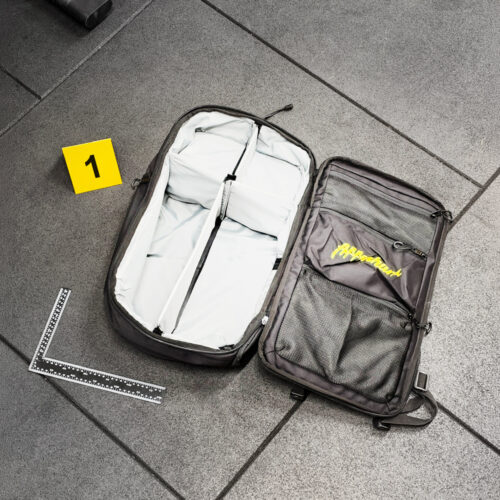 Halloween-Beweisfoto: rucksack auf dem Gymboden mit Lineal und Beweismarker.