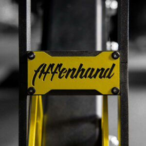 Affenhand Schrägbank mit dem Affenhand Logo im Vordergrund