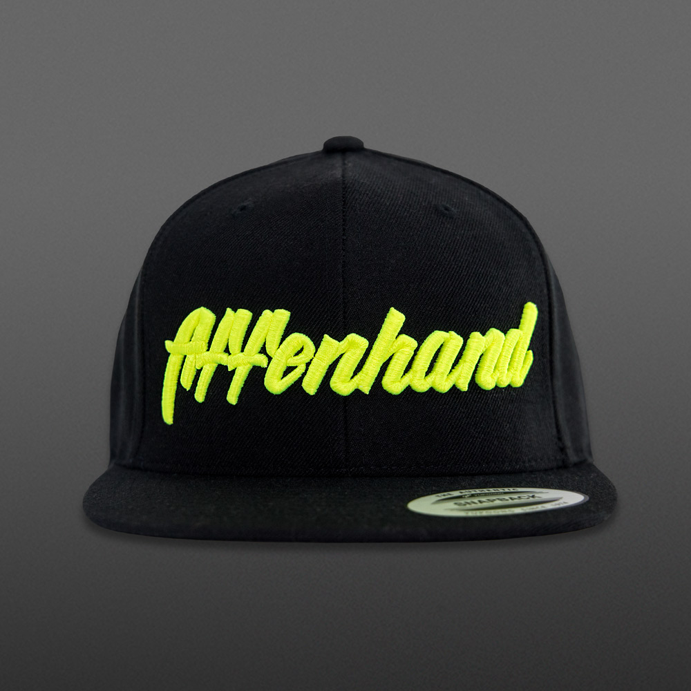 Schwarzes Snapback mit Neon Gelben Affenhand Stick