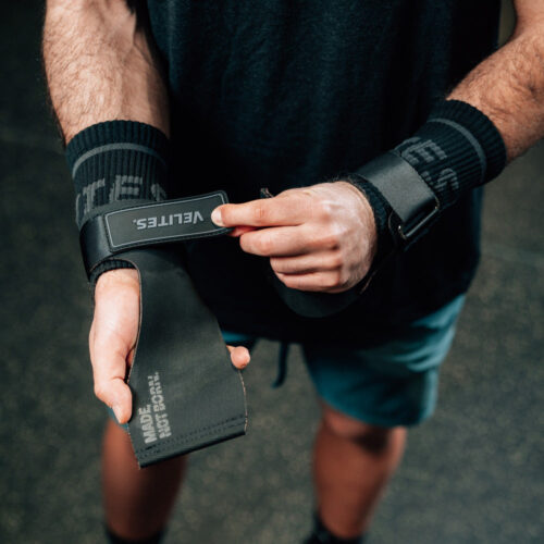 Athlet zeigt flexiblen schwarzen Velites Handschutz