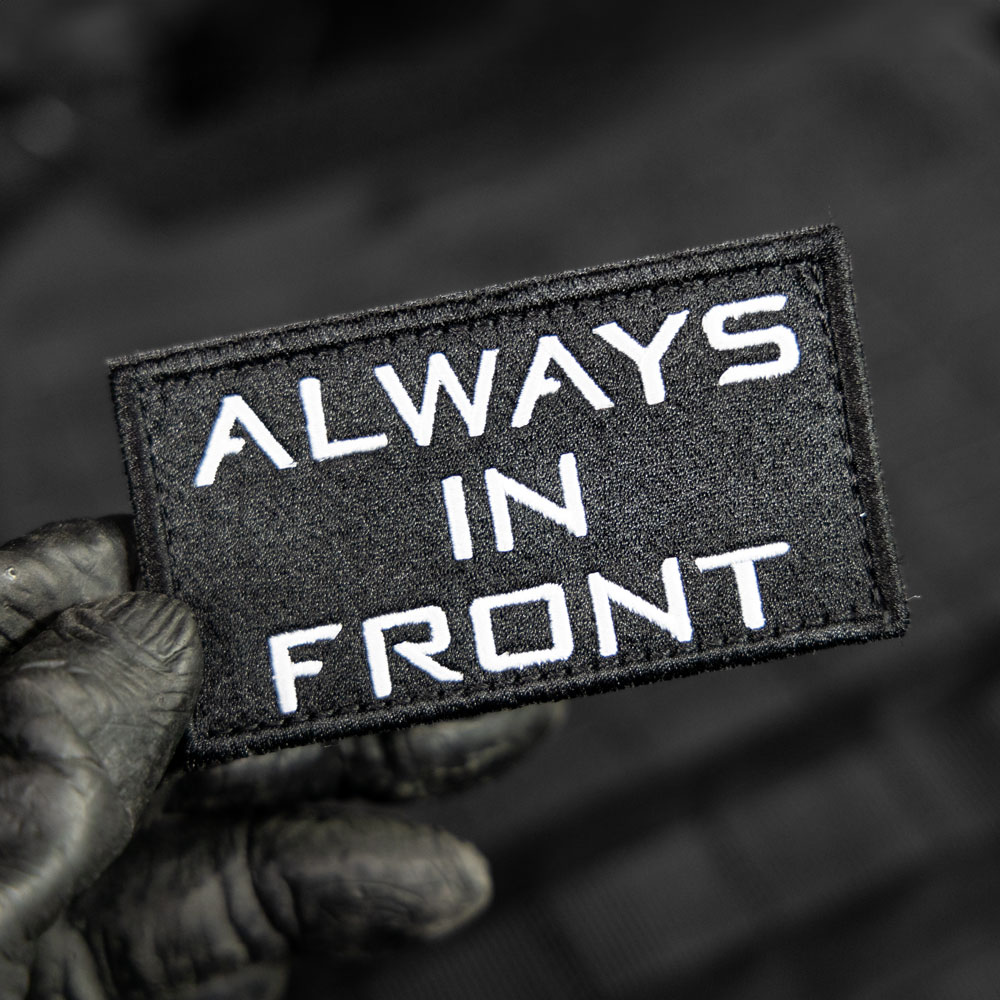 TYR Always in Front Patch mit Affenhand Signatur