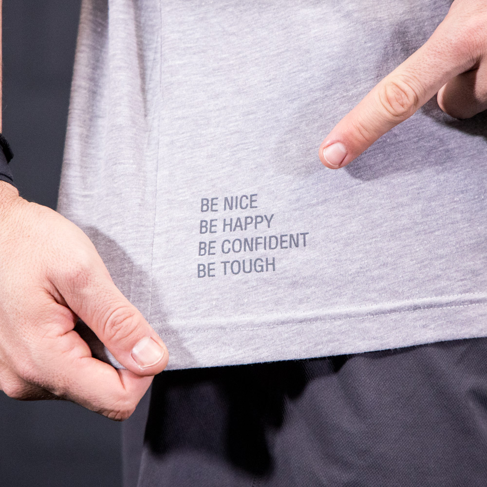 Be Nice Be Happy Be Confident Be Tough Schriftzug auf Affenhand Shirt