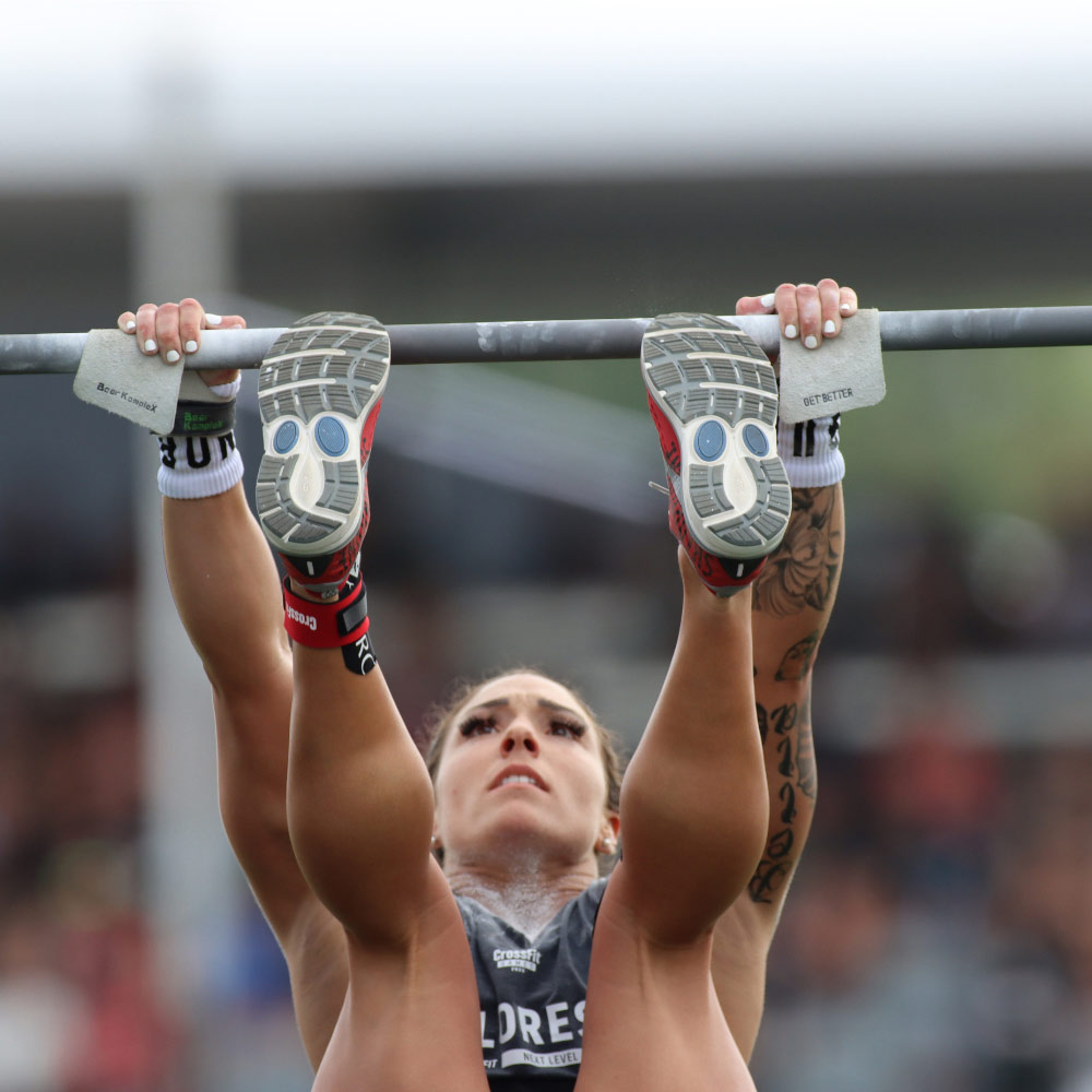Athlet zeigt Stärke mit Pinnacle Grips an Stange