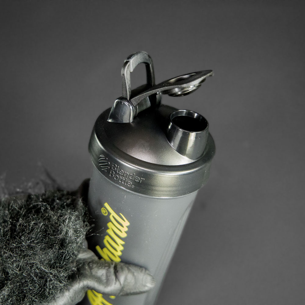 Hand hält den Blender Bottle Shaker von Affenhand hoch