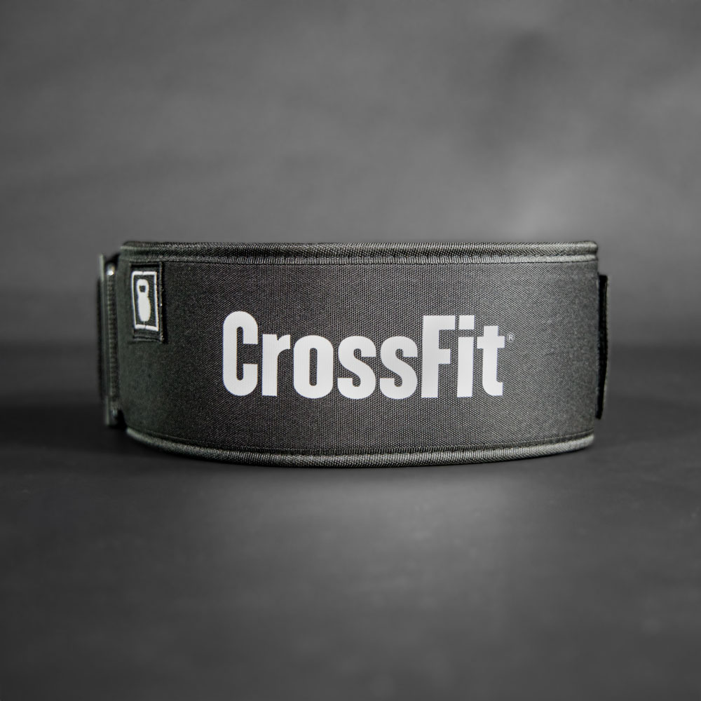 CrossFit-Gürtel und zusätzliches Trainingszubehör auf einem Sportboden.