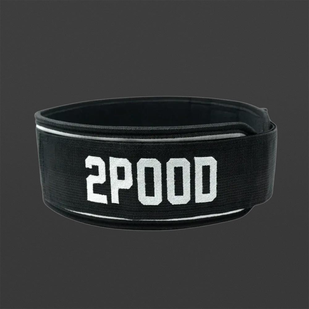 Schwarzer 2POOD Dallin Pepper Weightlifting Belt mit weißem Logo und doppelter Zierlinie, aufgenommen vor dunklem Hintergrund.