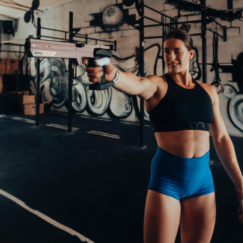 emma-lawson-ergshoot-pistole Athletin trainiert mit ErgShoot Laser-Pistole Präzision und Fokus im funktionellen Training