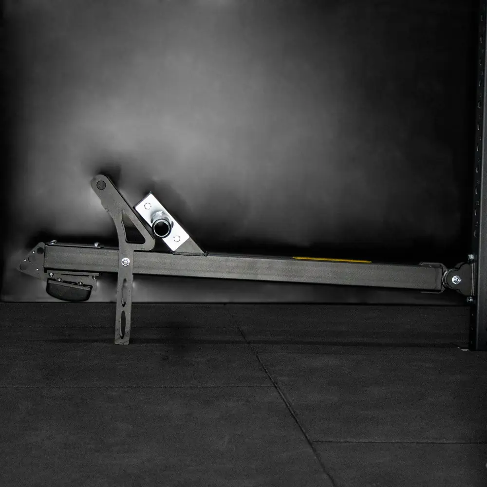 Komplettes Setup der Belt Squat Erweiterung am Rack, bereit für Training.