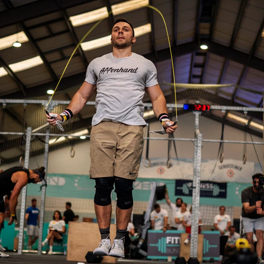Sportler beim Seilspringen mit einem Evo Speed Rope.