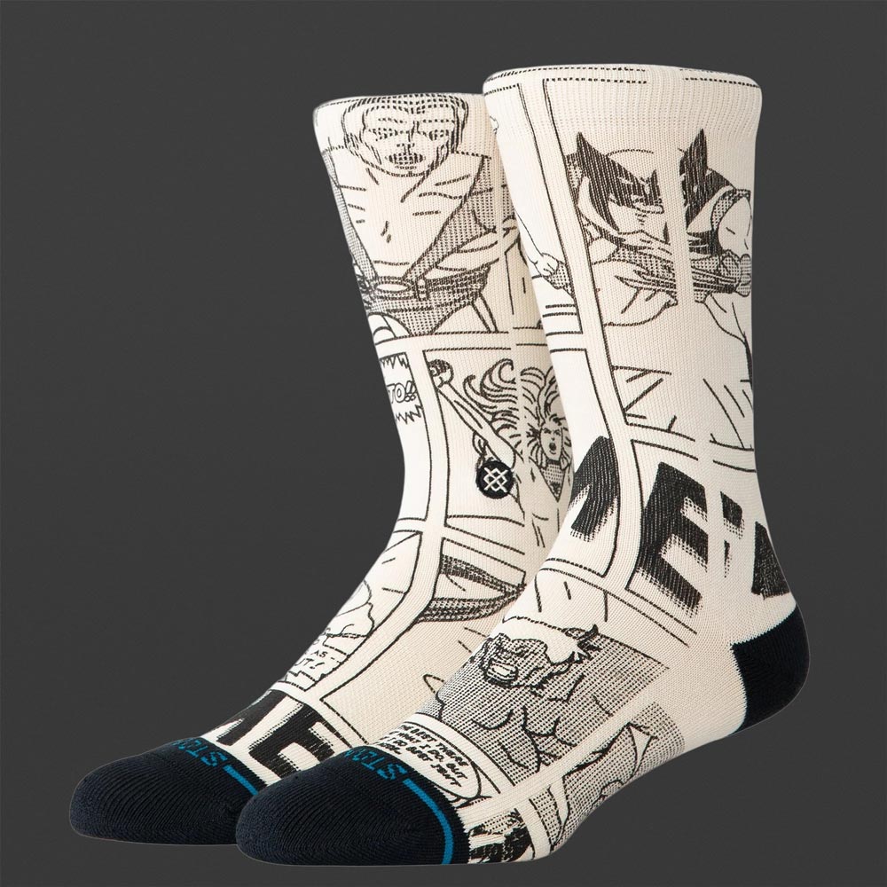 Zwei Stance Socken im Marvel X-Men Comic-Stil in seitlicher Perspektive. Die cremefarbenen Socken zeigen schwarze Comic-Panels mit Figuren wie Wolverine und Storm, mit schwarzen Spitzen und blauen Akzenten.