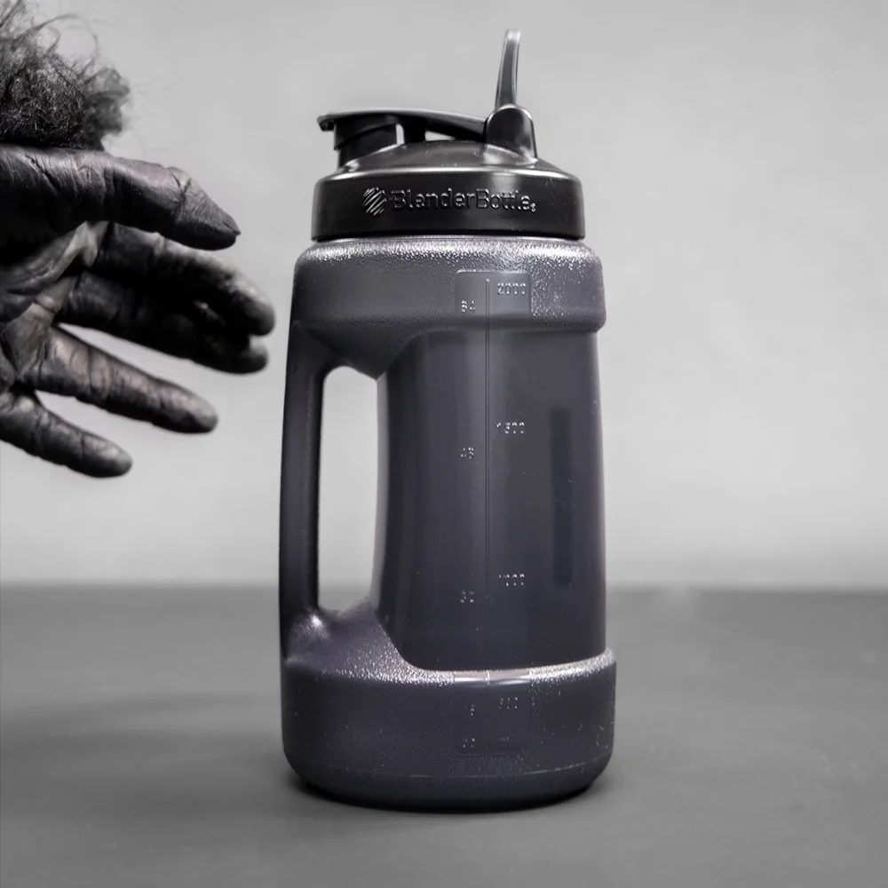 Große Trinkflasche aus Kunststoff für Fitness und Sport mit Griff