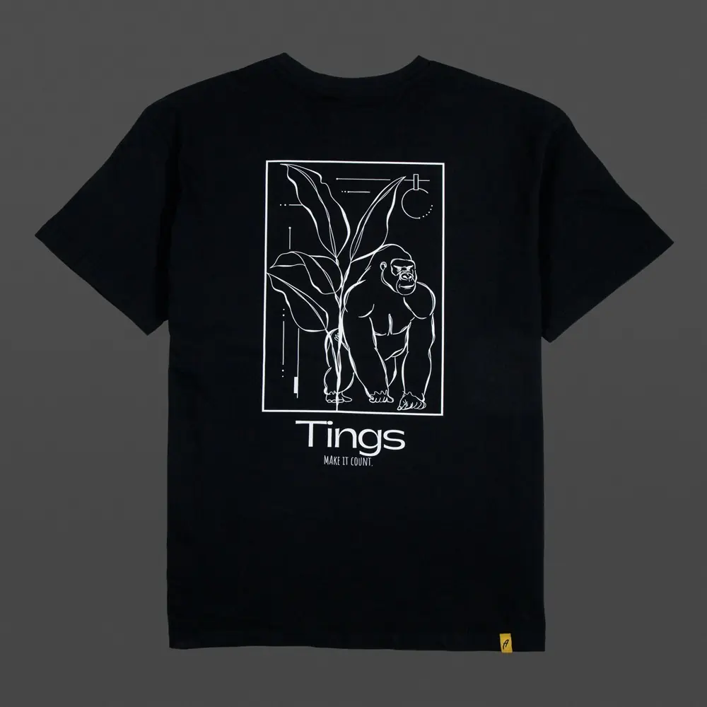 Rückseite des Kiara-Klug-Support-Shirts mit großem Affenhand-Print und ihrem persönlichem Desing.