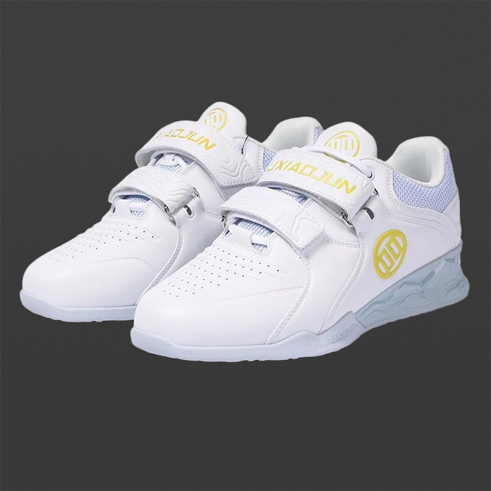 Lifter beim Gewichtheben mit weißen LUXIAOJUN Gewichtheberschuhen