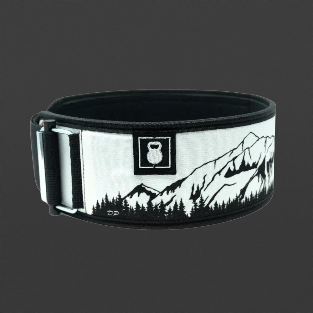 2POOD Summit Gewichthebergürtel mit Bergmotiv in Schwarz-Weiß, inklusive Kettlebell-Logo auf der Vorderseite, vor dunklem Hintergrund.