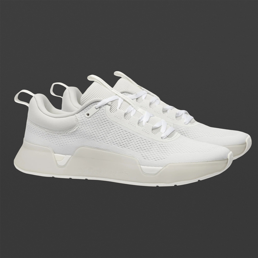 While on Earth Move Trainer in Weiß als Paar: wasserabweisend, damit Regen und Spritzer dich nicht ausbremsen.