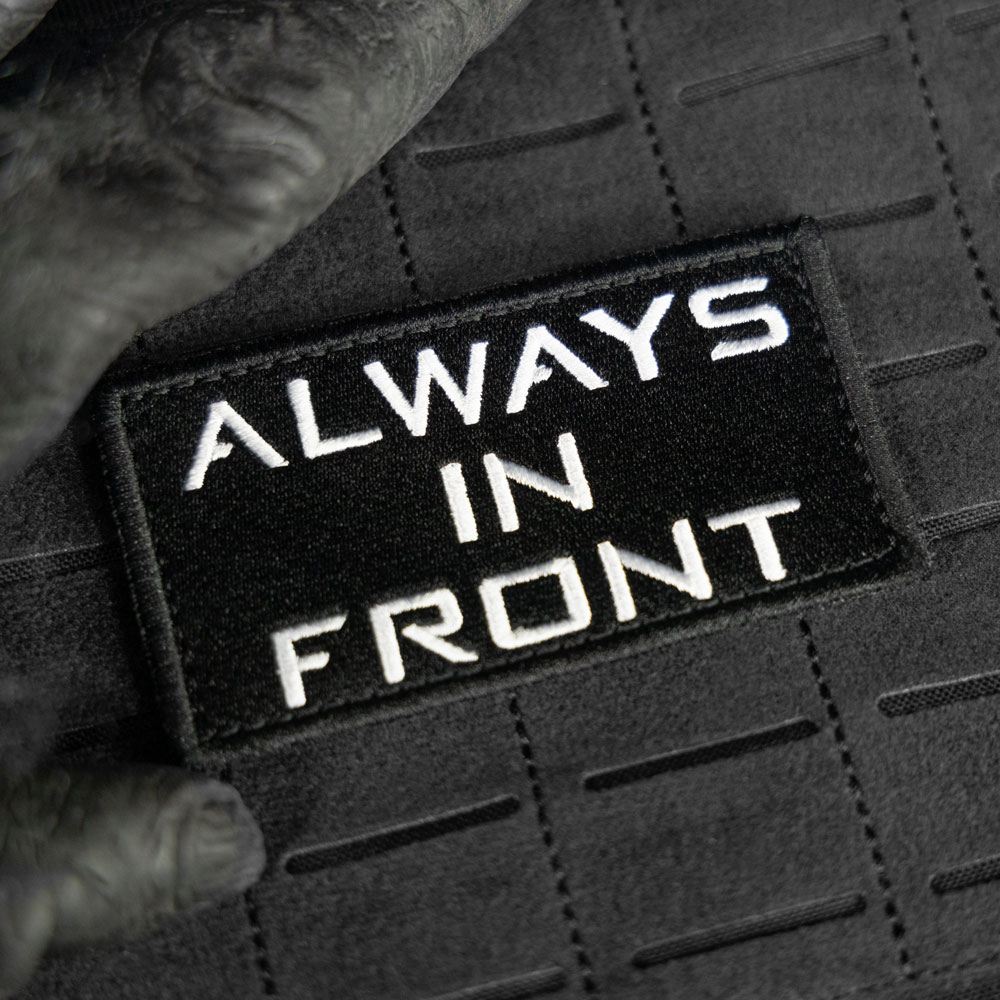 Always in Front Patch von TYR und Affenhand