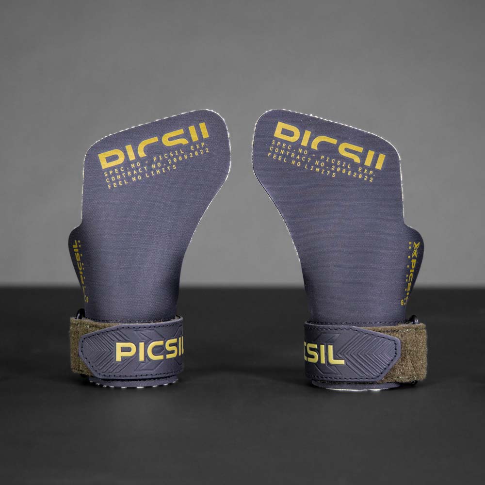 Picsil Phoenix Grips liegen auf einem Stapel von Gewichtscheiben ohne Kreide.