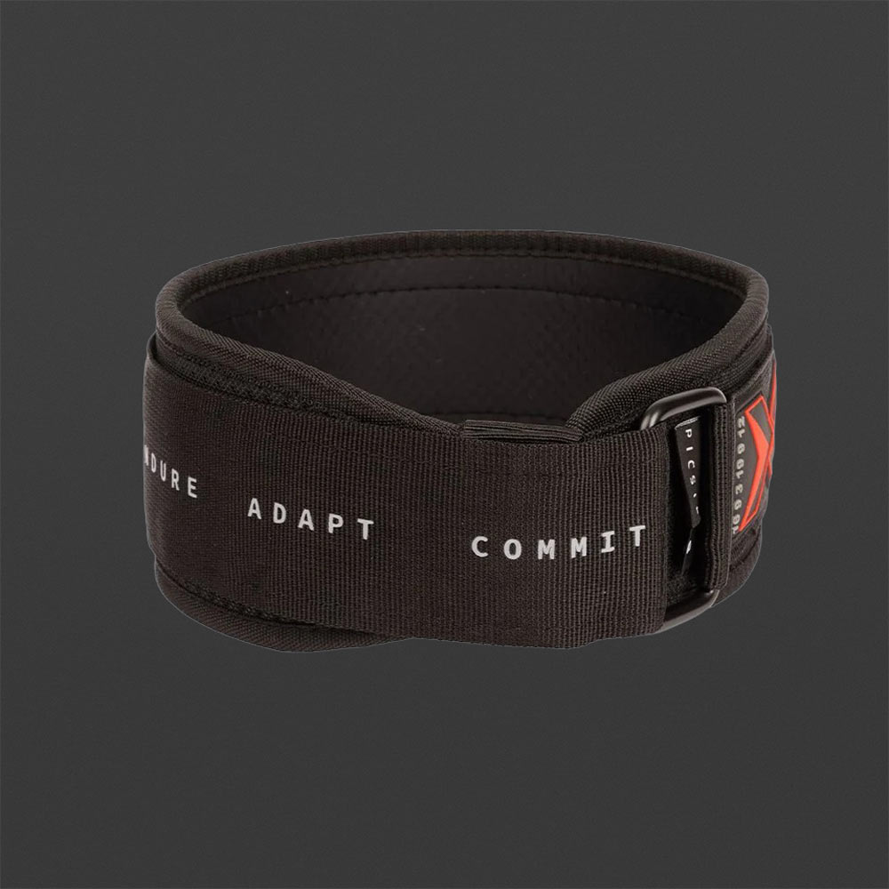 Schwarzer Picsil Gewichthebergürtel mit rotem Logo und den weißen Schriftzügen „Endure“, „Adapt“ und „Commit“ auf grauem Hintergrund.