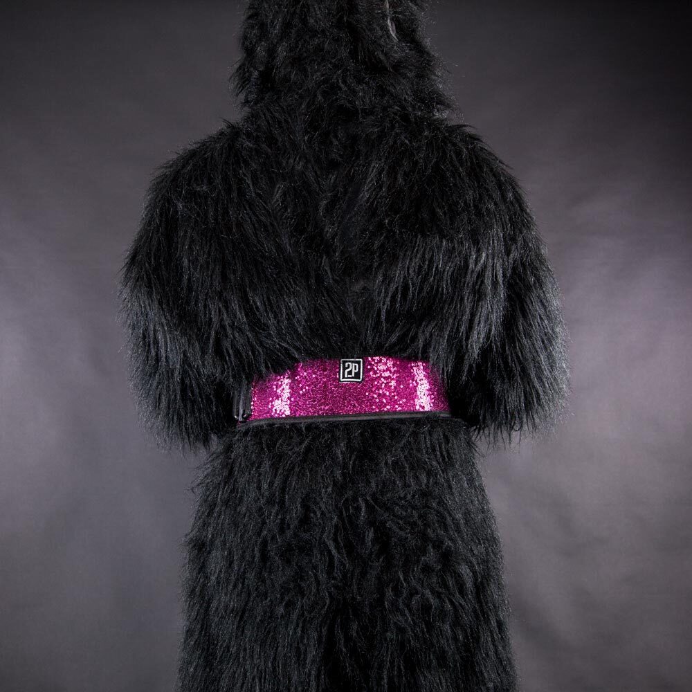 Affe mit pinken Gürtel