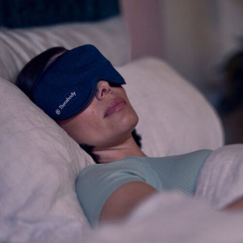 Therabody SleepMask für besseren Schlaf im Bett