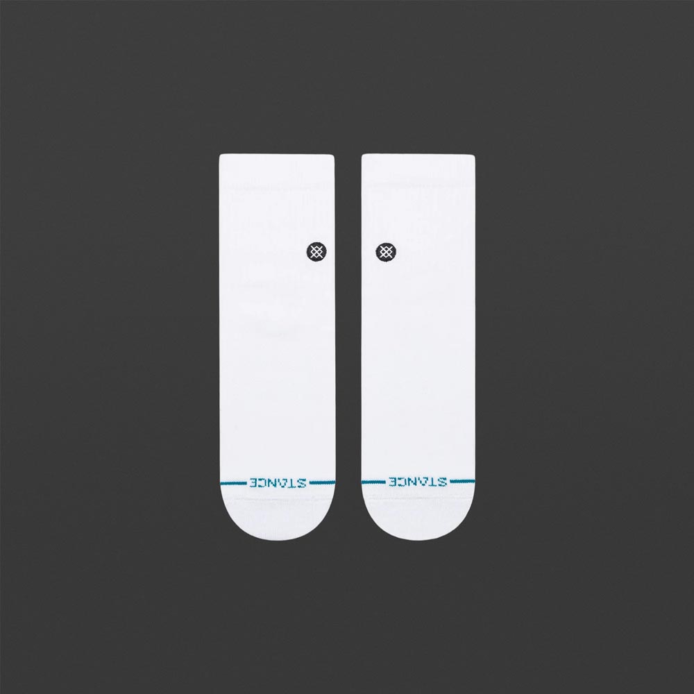 Zwei weiße Stance Quarter Socken auf dunklem Hintergrund. Schwarzes Stance-Logo an der Seite, dezente blaue Linie an den Zehenspitzen – minimalistisches, sportliches Design.