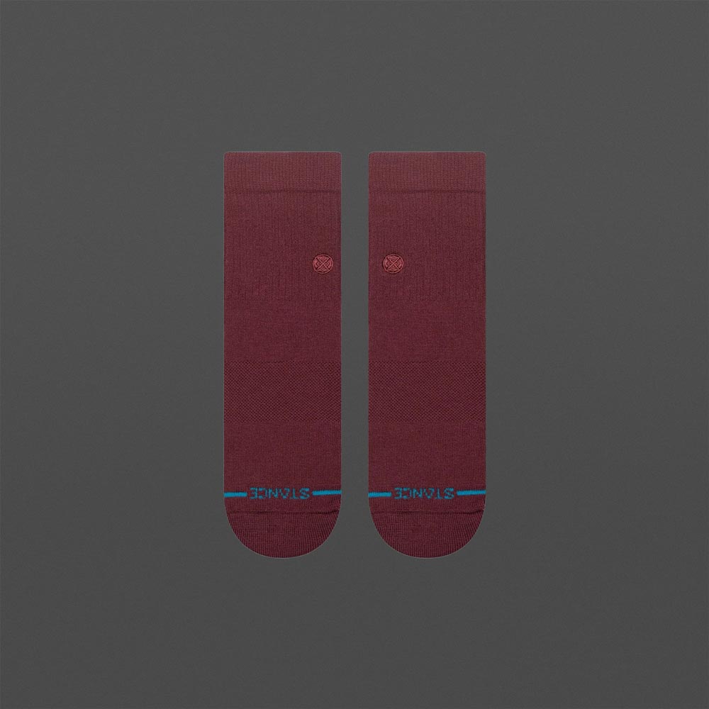 Zwei Stance Icon Quarter Socken in Weinrot auf grauem Hintergrund, flach angeordnet mit sichtbarem Stance-Logo und blauer Linie an den Zehenspitzen.