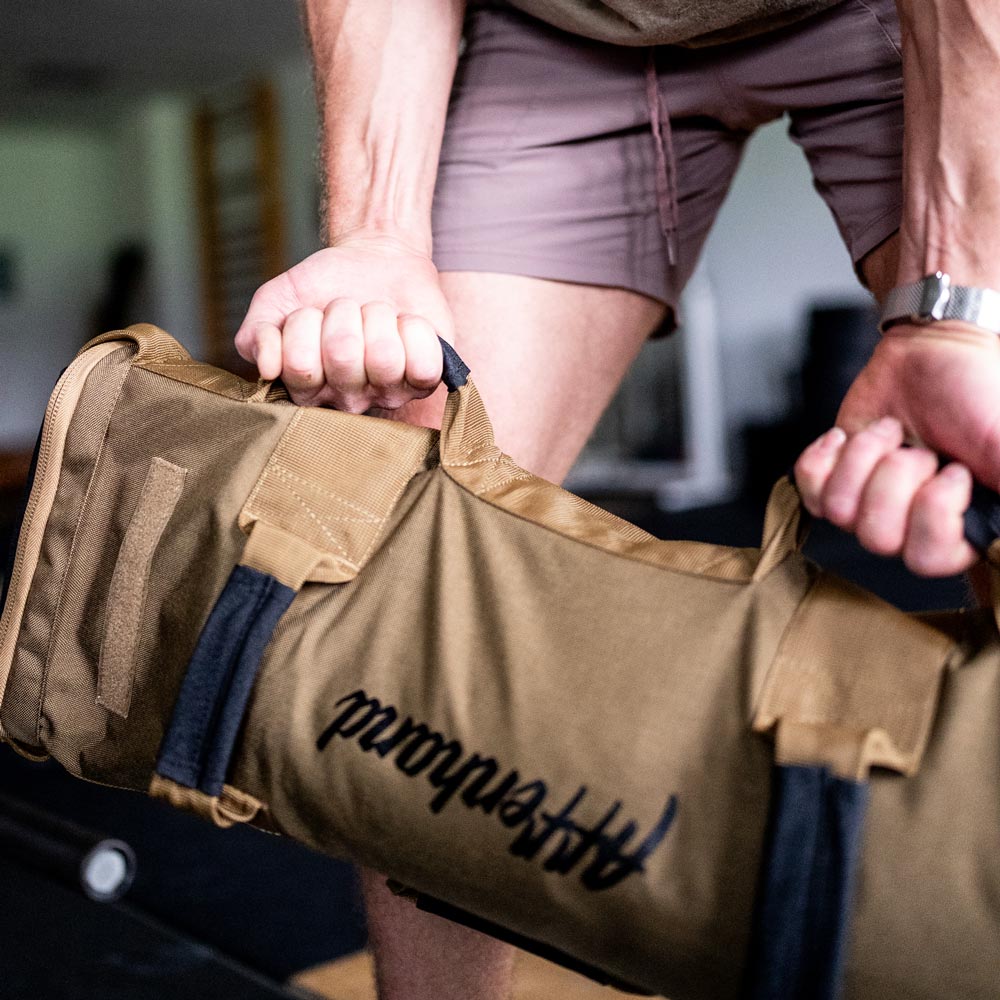Nahaufnahme eines Athleten mit dem Affenhand® Sandbag – kraftvolles Training mit Fokus auf Griffkraft und Stabilität.