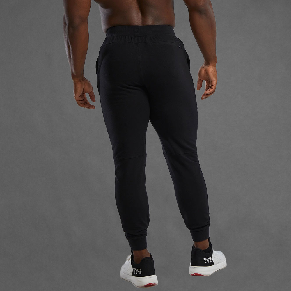 Nahaufnahme des ultrasoften Materials der TYR Jogginghose