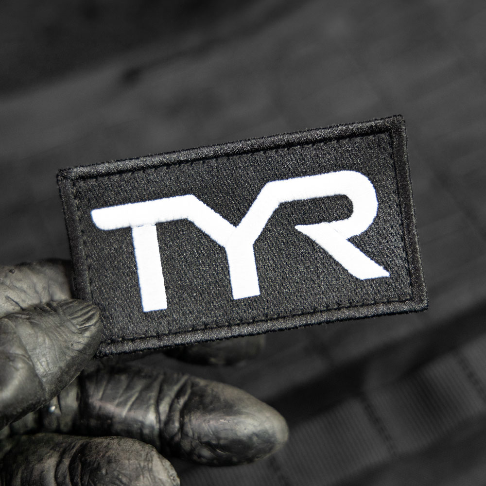 TYR Logo Patch mit Affenhand Branding