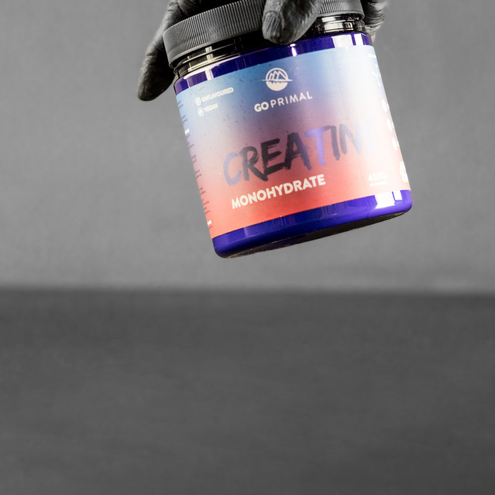 Dose von Affenhand Creatine Monohydrat mit einem geöffneten Deckel und einer Schaufel