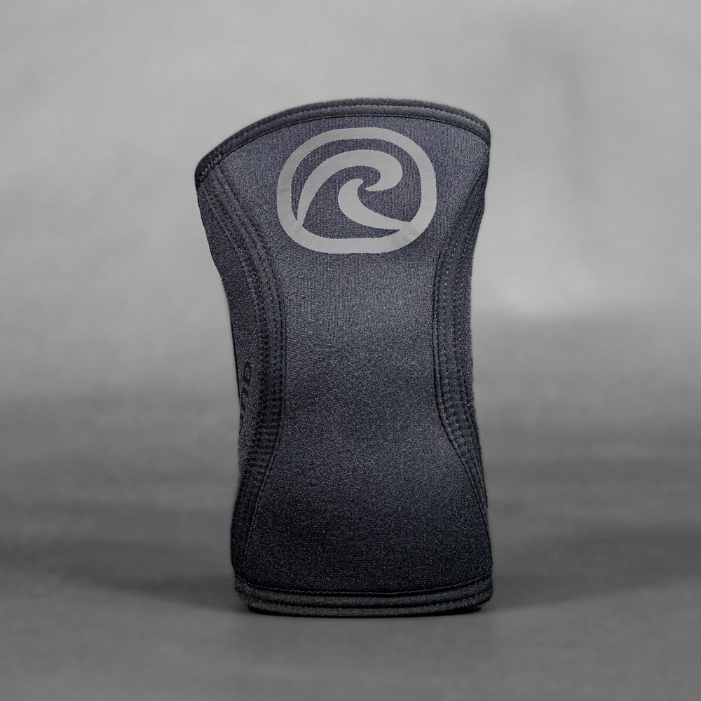 Rehband Knieschutz in Aktion, bietet optimale Stabilität während intensiven Workouts.