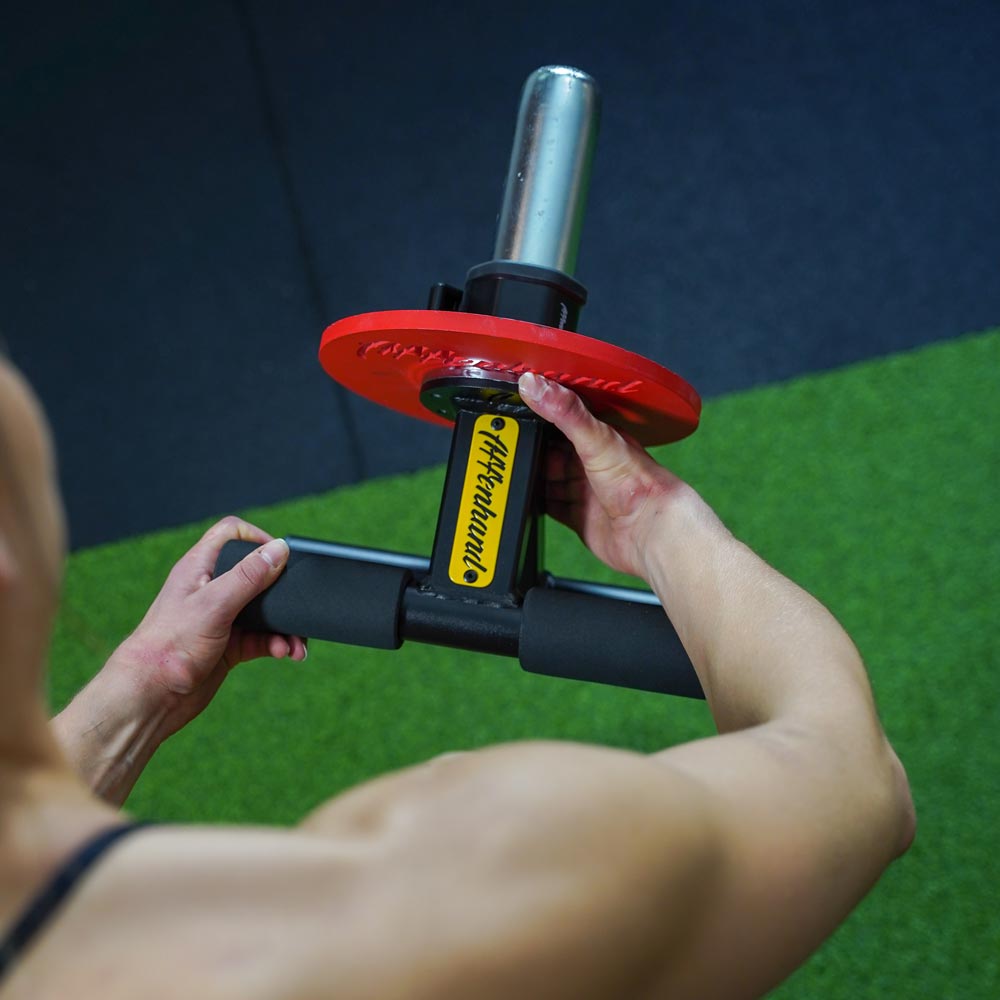 Athlet verwendet Tib Bar für Schienbeintraining.