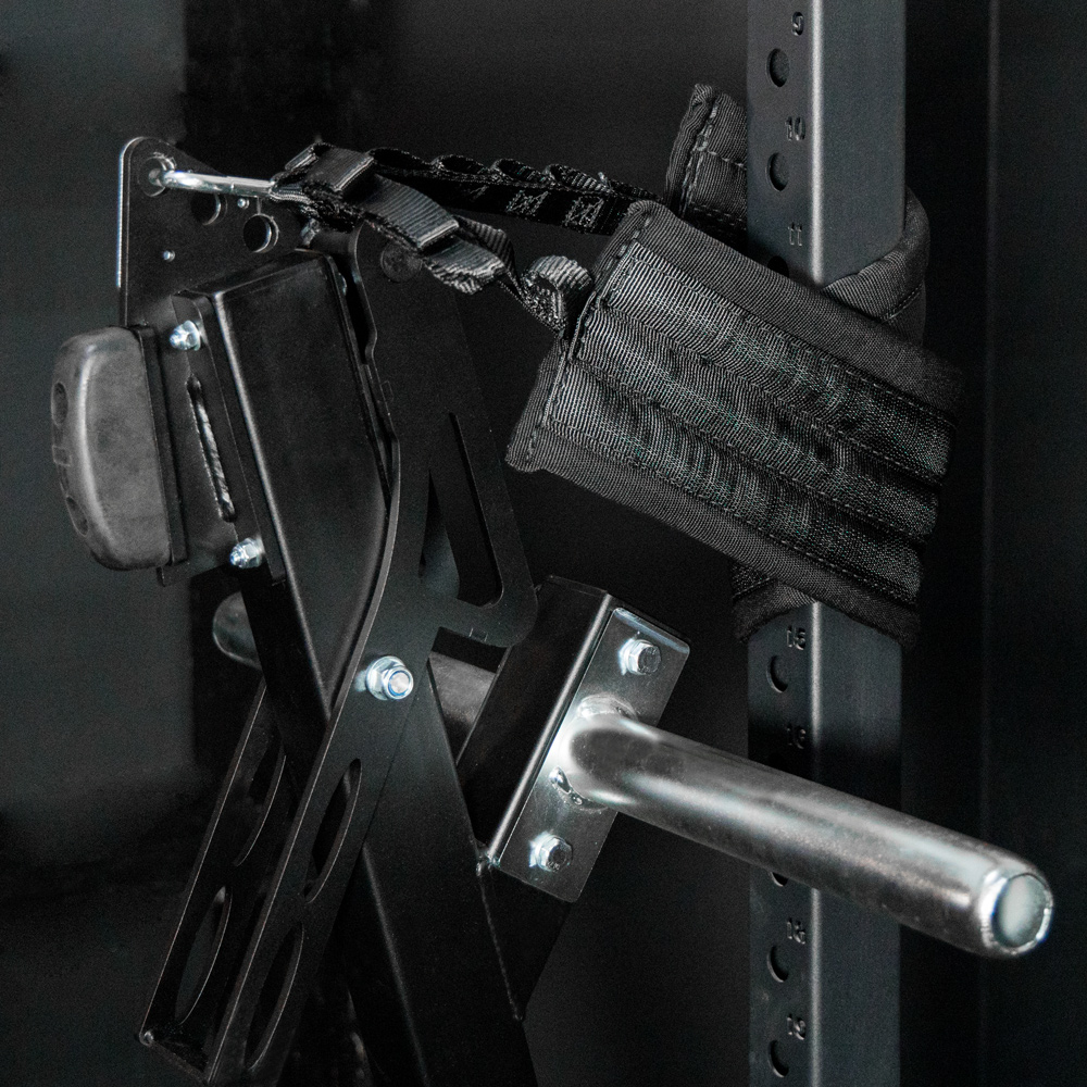 Befestigung der Belt Squat Erweiterung am Rack, robust und sicher.