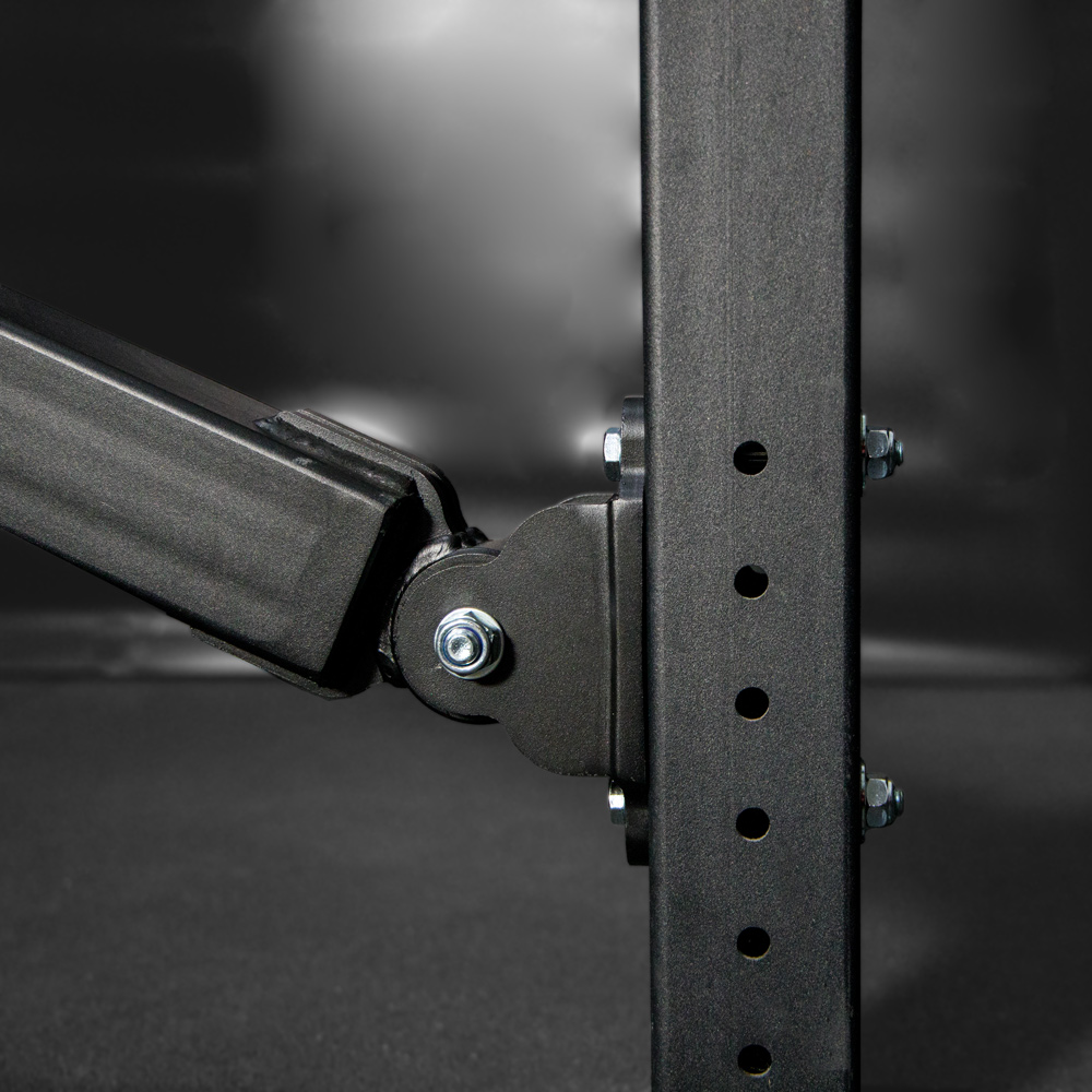 Nahaufnahme der Befestigung der Belt Squat Erweiterung an einem Rack.