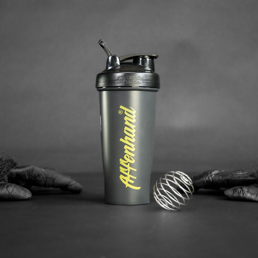 Affenhand Blender Bottle Shaker gefüllt mit einem proteinreichen Shake