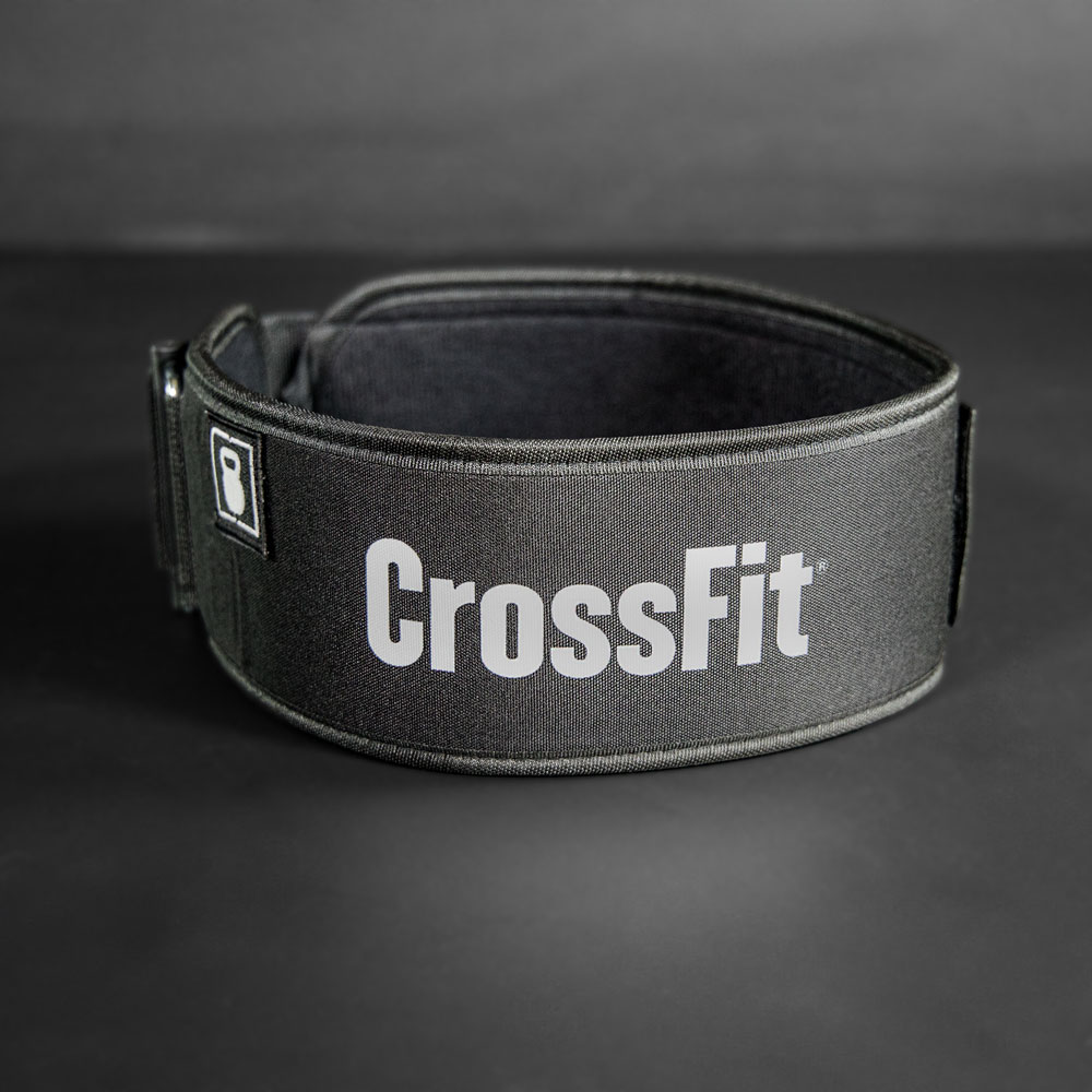 Gewichthebergürtel speziell für CrossFit auf einer Trainingsmatte.