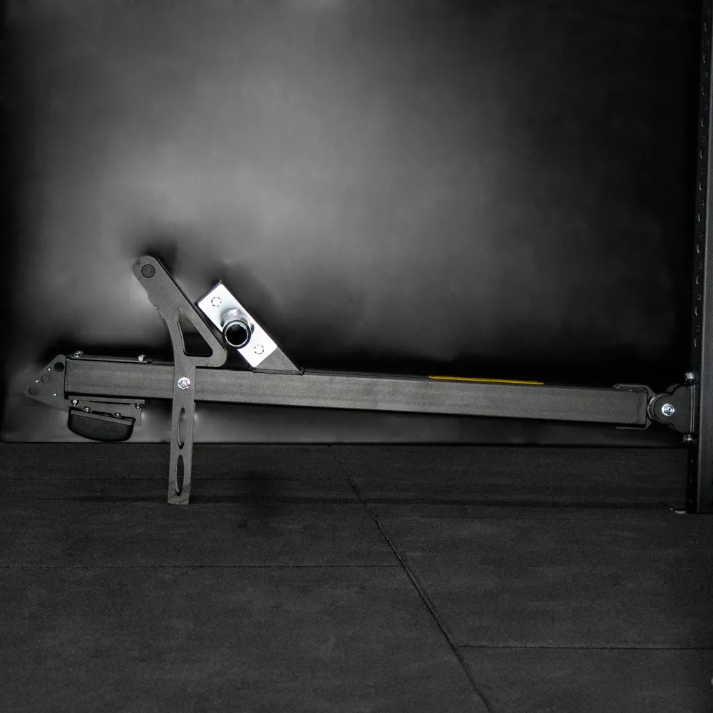 Komplettes Setup der Belt Squat Erweiterung am Rack, bereit für Training.