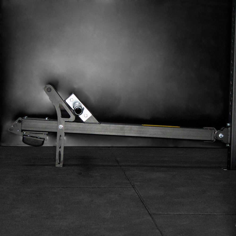 Komplettes Setup der Belt Squat Erweiterung am Rack, bereit für Training.