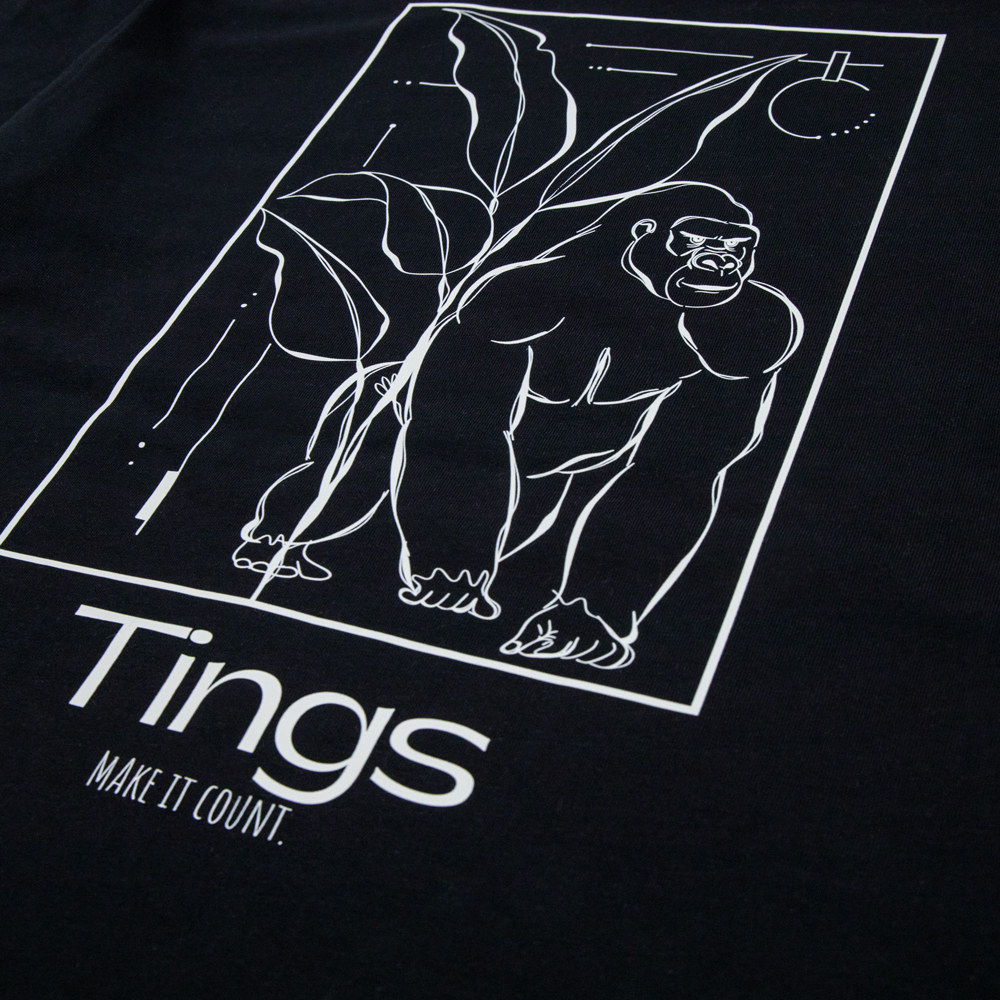 Detailaufnahme des Affenhand-Shirts an Kiara Klugs Oberarm
