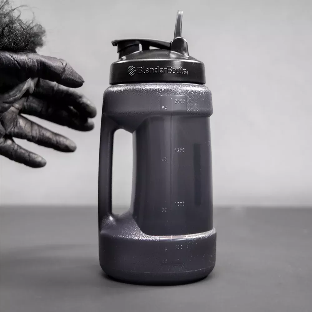 Große Trinkflasche aus Kunststoff für Fitness und Sport mit Griff