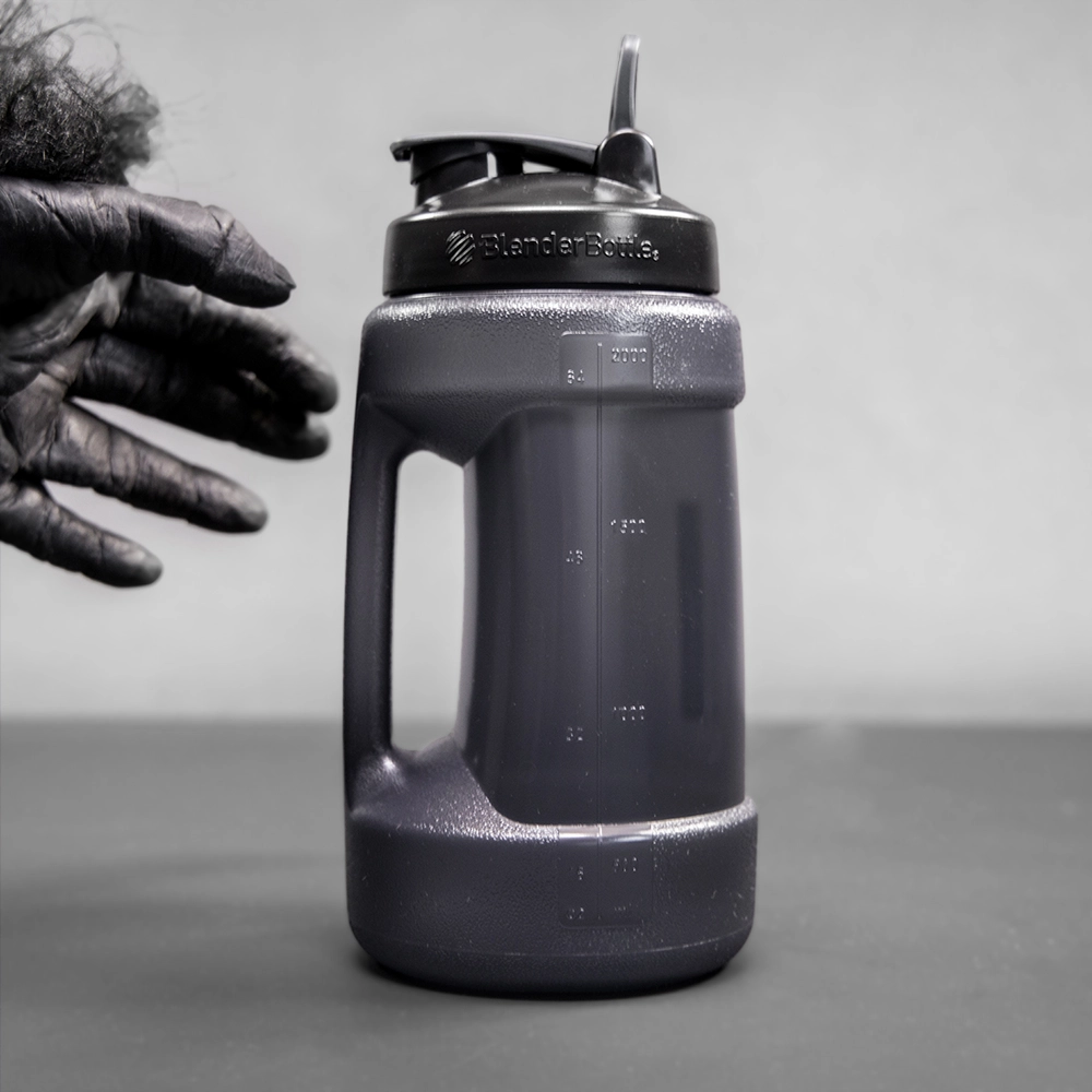 Große Trinkflasche aus Kunststoff für Fitness und Sport mit Griff