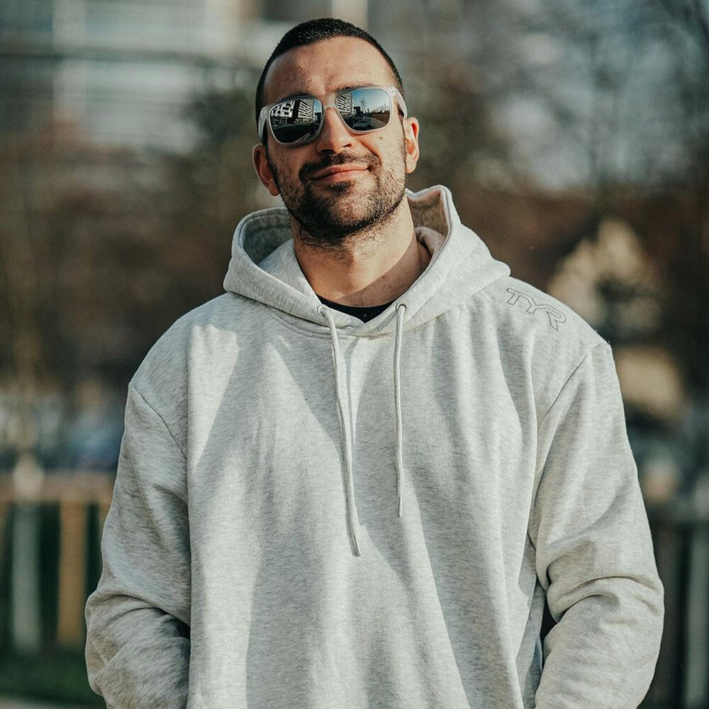 Lazar Dukic mit TYR Hoodie